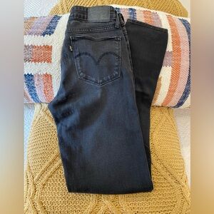 Ladies Levi’s 711 Skinny LONG LENGTH 27x34.